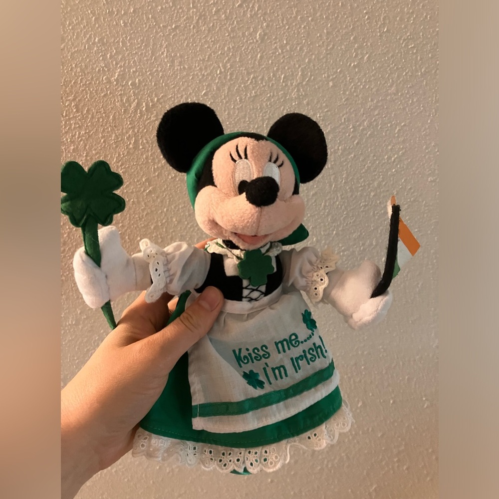 Walt DisneyWorld Minnie Mouse Kiss me I’m Irish plush NWT
